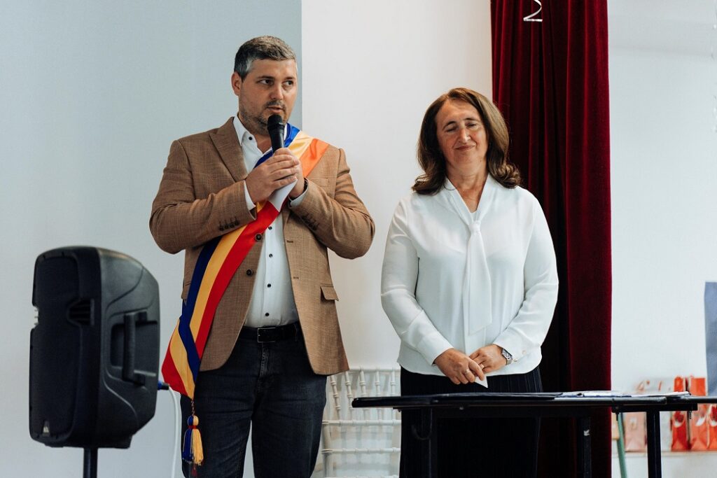 Primarul din Poieni, Adrian Morariu, alături de absolvenții claselor a VIII-a din Poieni și Valea Drăganului