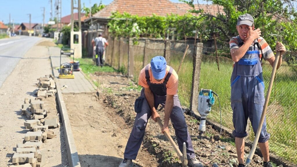 Se lucrează la refacerea trotuarelor din Teiuș, după modernizarea rețelei de apă potabilă