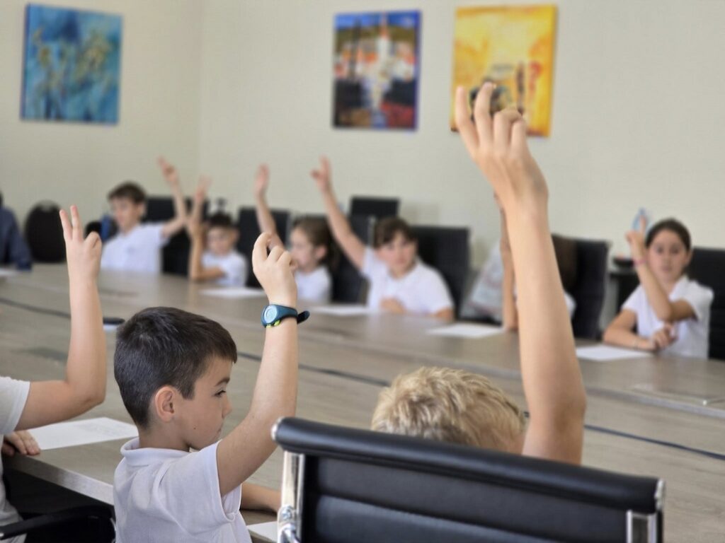 Lecție de administrație locală pentru elevii Școlii „Ovidiu Hulea” din Aiud, găzduită de primarul Dragoș Crișan