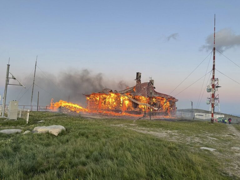 România a pierdut una dintre cele mai frumoase stații meteo de munte: Stația Meteo Vlădeasa a fost distrusă complet de un incendiu devastator!