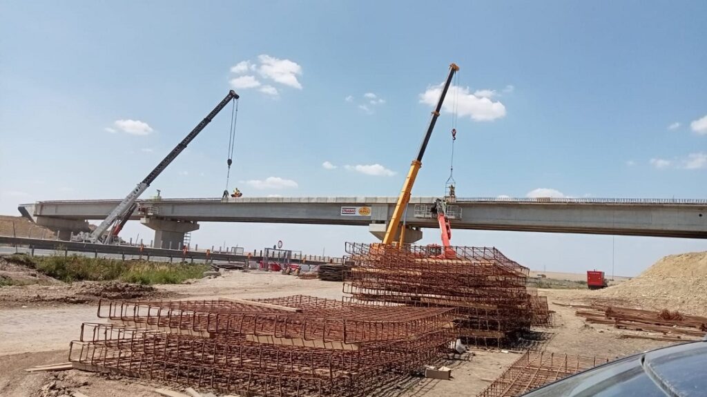 Lucrările au ajuns la un stadiu fizic de 72% pe șantierul drumului de legătură dintre A1 și DN 69