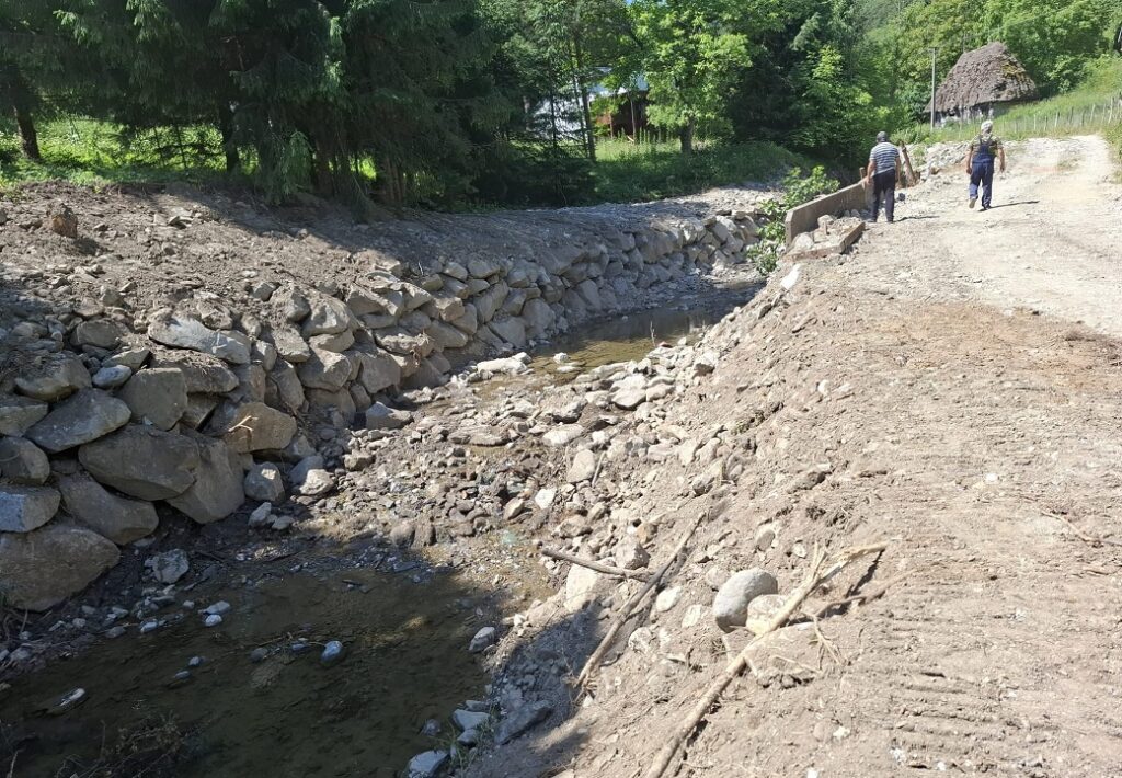 Lucrări de consolidare a malurilor pe Valea Inzelului, în comuna Râmeț