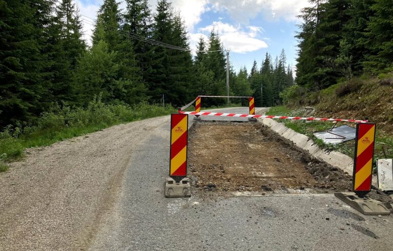 Lucrări de întreținere pe un drum superb din Apuseni, pe DJ 107R Băișoara – Muntele Băișorii – Stațiunea Muntele Băișorii – pârtia de schi Buscat