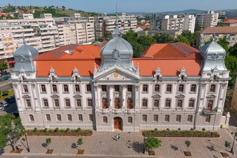Palat pentru șefi, concedieri pentru angajați: Consiliul Județean Bihor își finalizează sediul de lux, în timp ce Ilie Bolojan vorbește despre tăieri bugetare