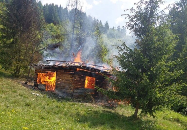 Incendiu în Câmpeni, în zona Releu. Flăcările au cuprins o casă din lemn nelocuită!