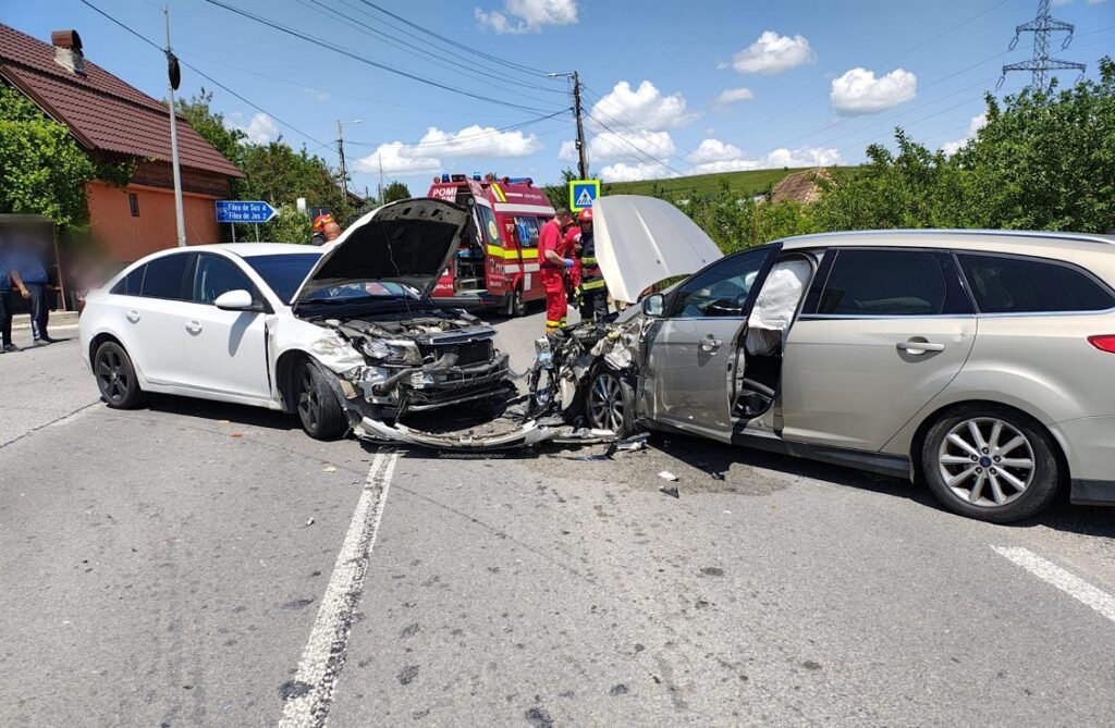 Accident rutier între Săcel și Filea de Sus. Trei persoane au fost transportate la spital