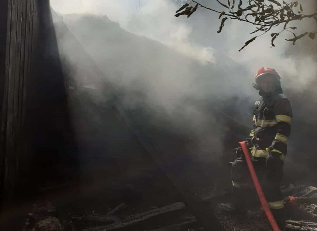 Incendiu puternic în localitatea Alunișu, comuna Sâncraiu: O casă și o anexă distruse, focul s-a extins și la o locuință vecină