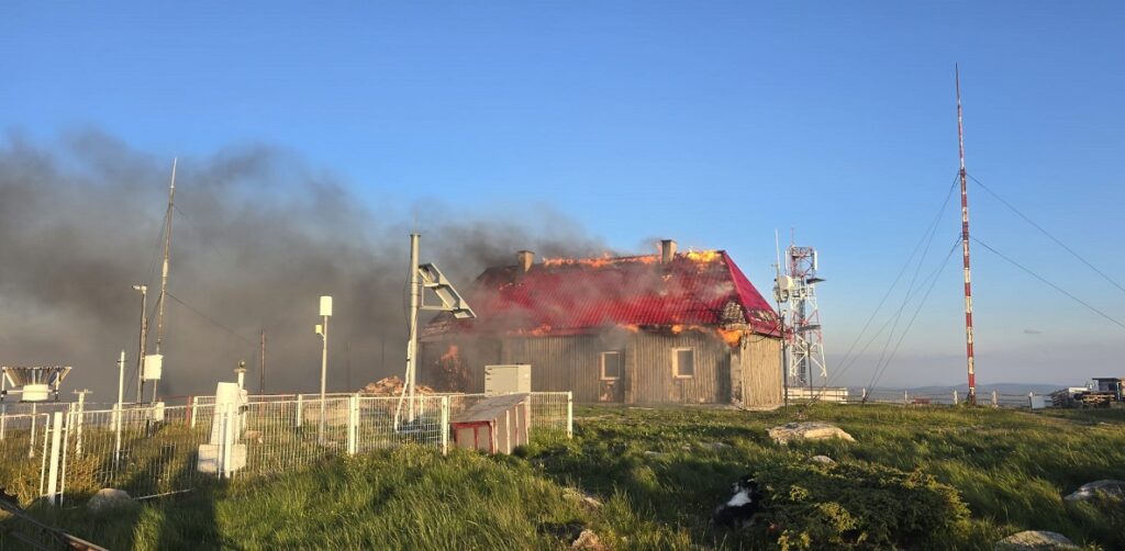 Incendiu puternic pe Vârful Vlădeasa: stația meteorologică și anexele, cuprinse de flăcări