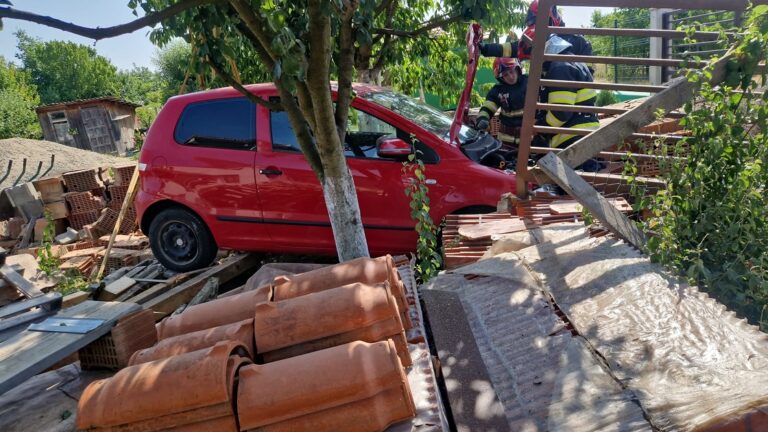 Accident spectaculos în Turda: A „zburat” cu mașina de pe drum, într-o curte!
