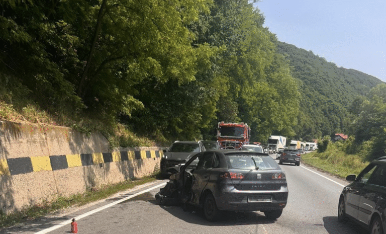 Accident între camion și două mașini pe DN1, Cluj-Oradea, la Negreni! Se circulă extrem de greu!