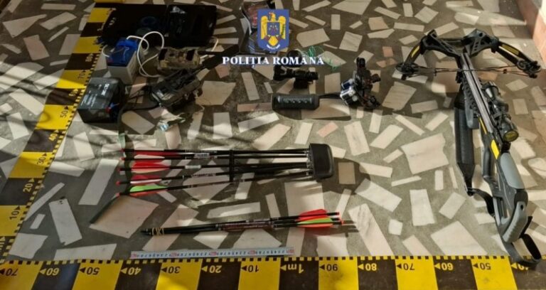 Percheziții în Hațeg și Densuș: Polițiștii au descoperit arbalete, capcane și echipamente de braconaj