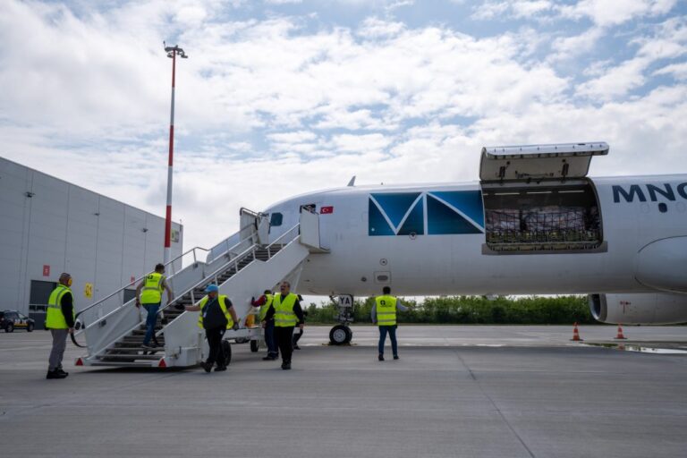 Oradea devine noul hub logistic strategic al vestului României! Primul avion cargo a aterizat în Oradea!