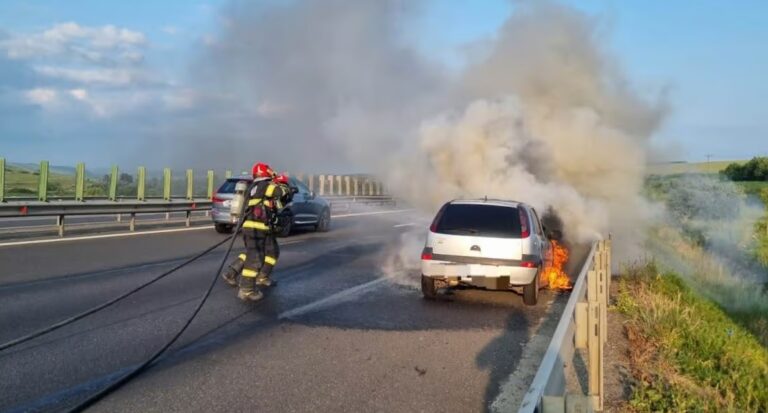 Incendiu pe Autostrada A1 Sebeș–Sibiu: Un autoturism a fost cuprins de flăcări, fără victime raportate