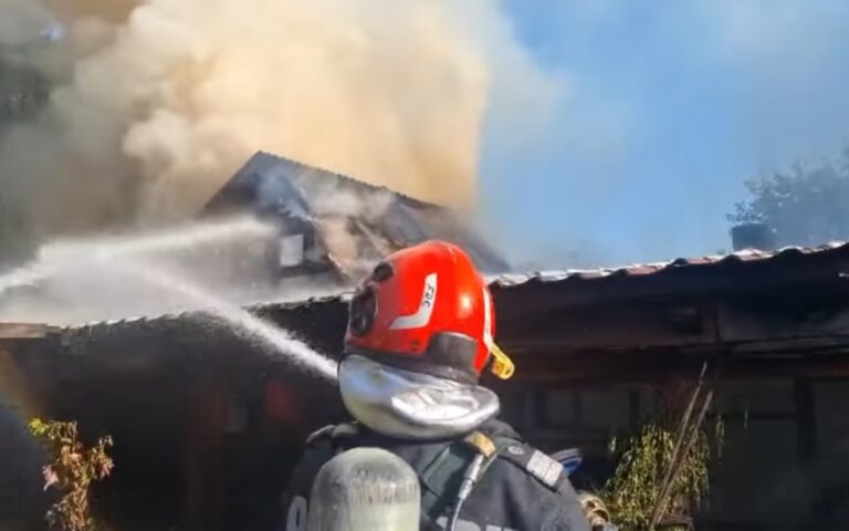 Incendiu de proporții în Vețel! Pompierii din Deva au intervenit cu dificultate!