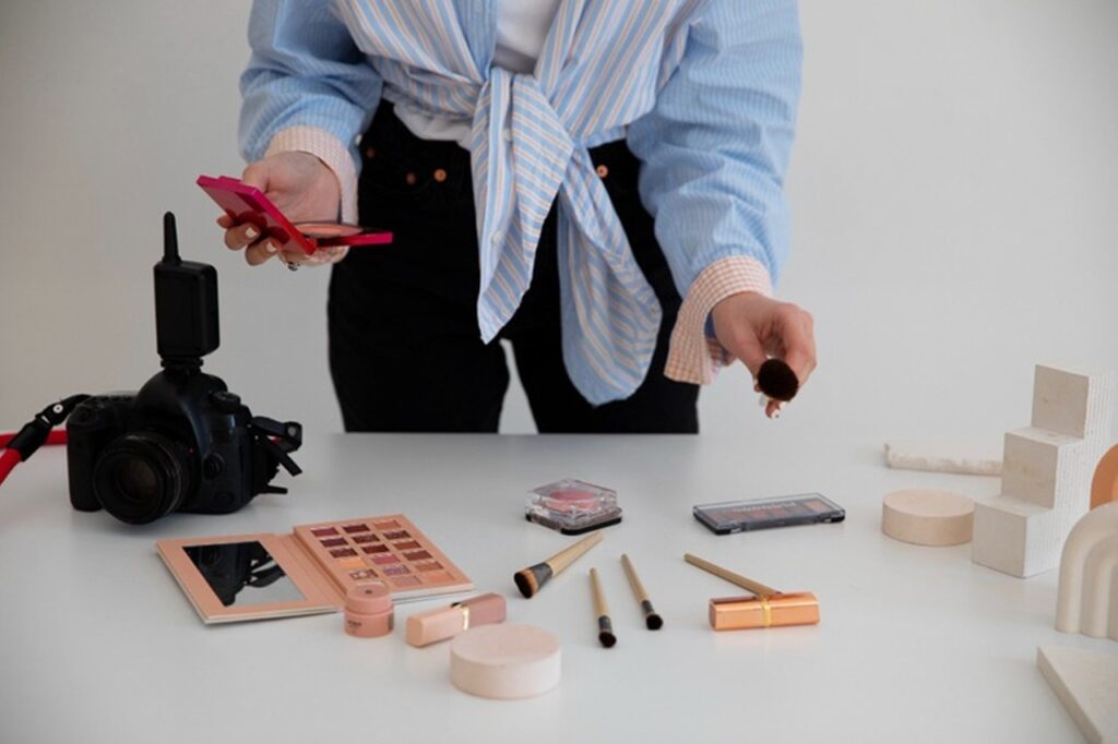 Machiaj minimalist: mai puțin înseamnă mai mult cu produse de machiaj inteligente