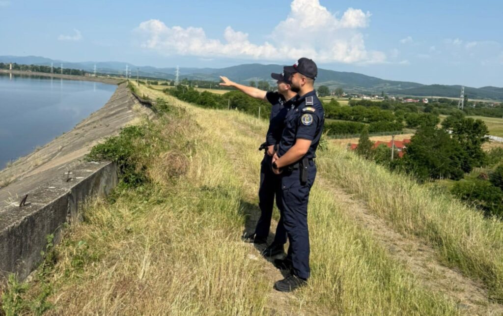 Pescuit ilegal cu curent electric pe Râul Mare: Pescari prinși în flagrant de polițiștii din Hațeg