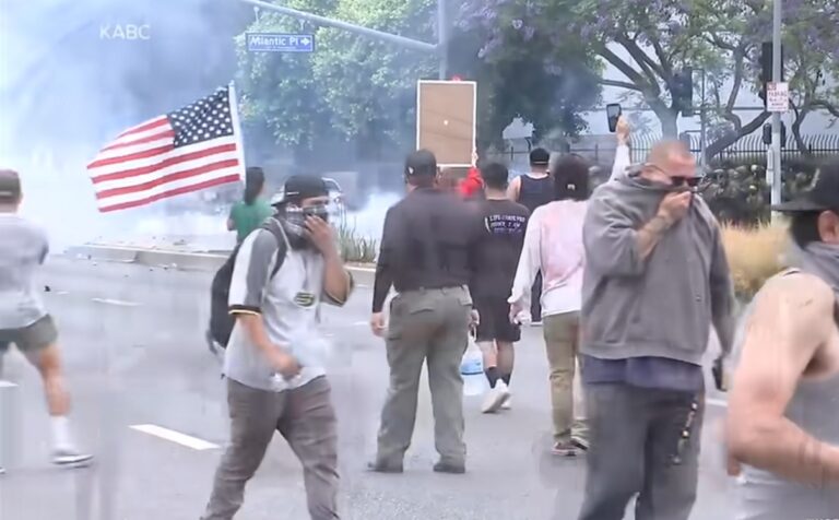 Proteste masive la Los Angeles: 4.000 de soldați ai gărzii naționale și 700 de marini au fost trimiși pentru a proteja proprietăți federale!
