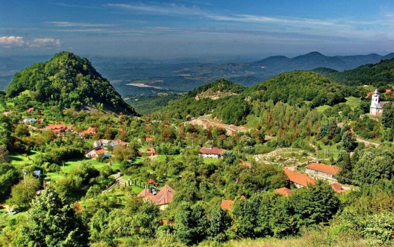 Săcărâmb, satul din Hunedoara unde aurul și energia cosmică se întâlnesc