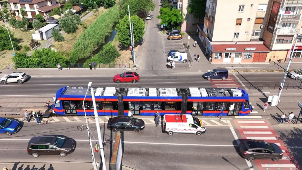 Primul tramvai din noul lot a ajuns la Oradea: 9 tramvaie vor intra în circulație până în 2026