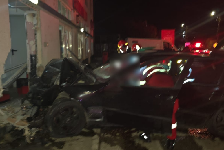 Accident rutier grav la Someșul Rece noaptea trecută: Două persoane blocate în mașină, salvate de pompieri