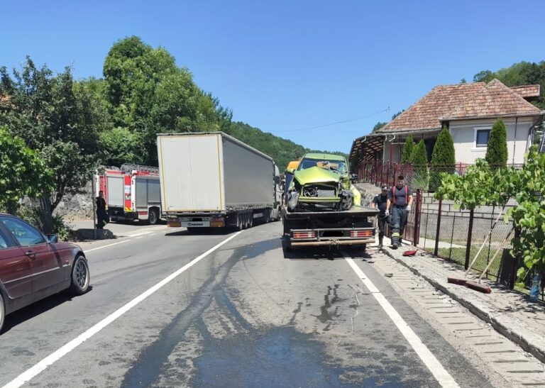 Accident rutier pe DN76, în Vălișoara: Trei persoane, dintre care un copil, au ajuns la spital