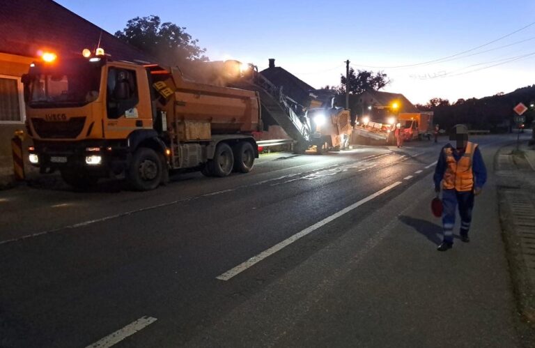 Lucrări de reparații asfaltice efectuate pe timp de noapte pe DN1 Cluj-Oradea, în Căpușu Mare