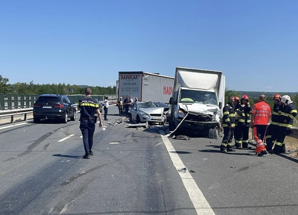 Accident în lanț pe autostrada A1, în județul Timiș: 11 persoane au fost implicate în incident, printre care și trei minori!