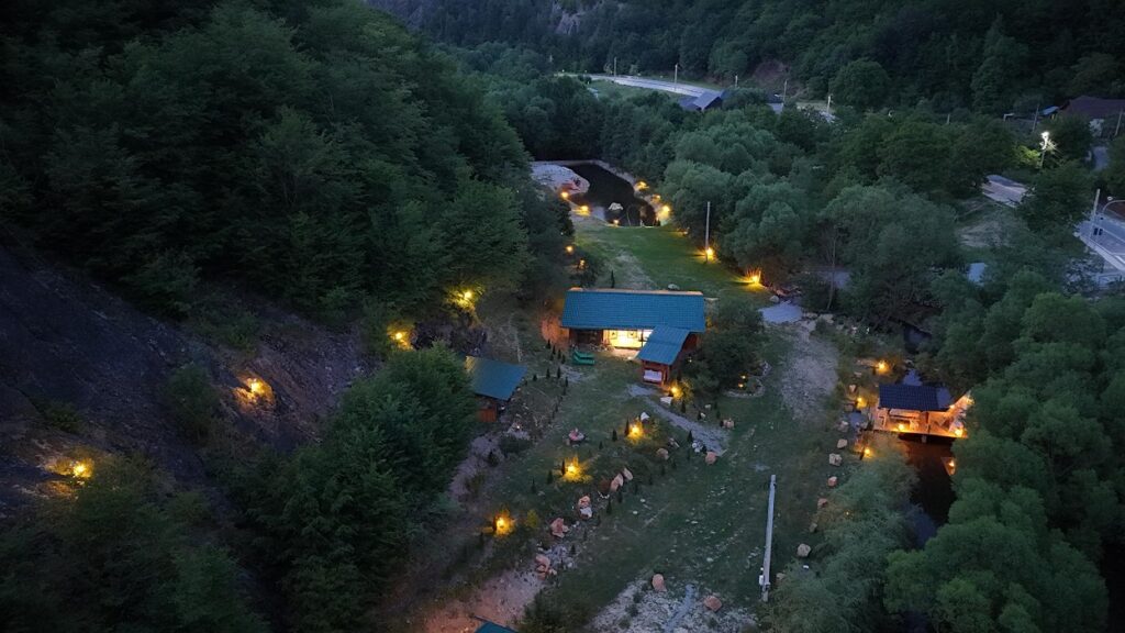 Valea Drăganului, tot mai atractivă pentru turism: Cabana „Cuib de Șoim”, un nou refugiu montan în  Poieni