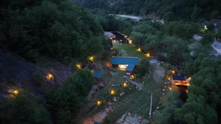 Valea Drăganului, tot mai atractivă pentru turism: Cabana „Cuib de Șoim”, un nou refugiu montan în  Poieni