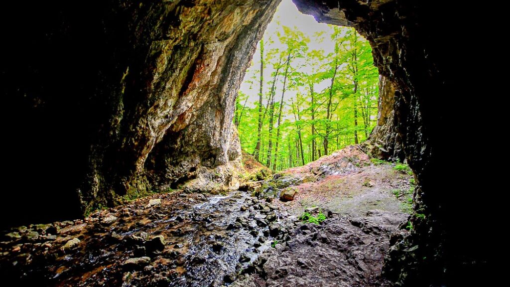 Descoperă misterul din inima Munților Șureanu, una dintre cele mai spectaculoase și misterioase peșteri din România