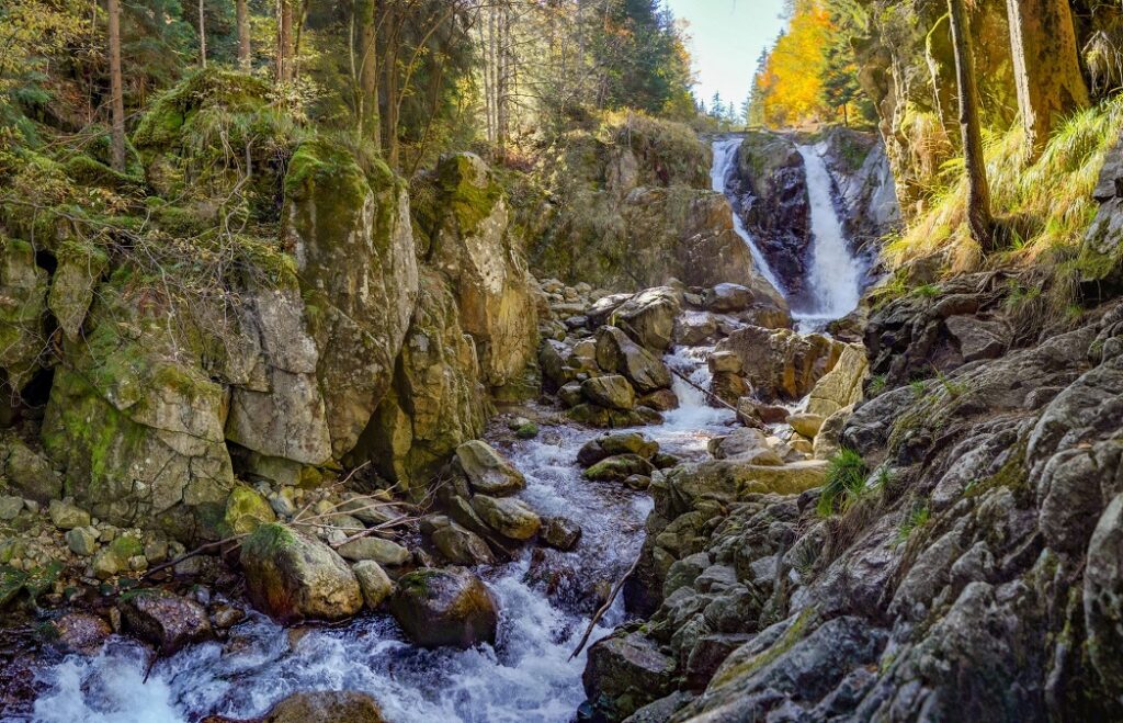 Cascada Lolaia, perla Parcului Național Retezat. Apele reci se prăvălesc spectaculos peste stâncile masive, formând o scenă din basme!