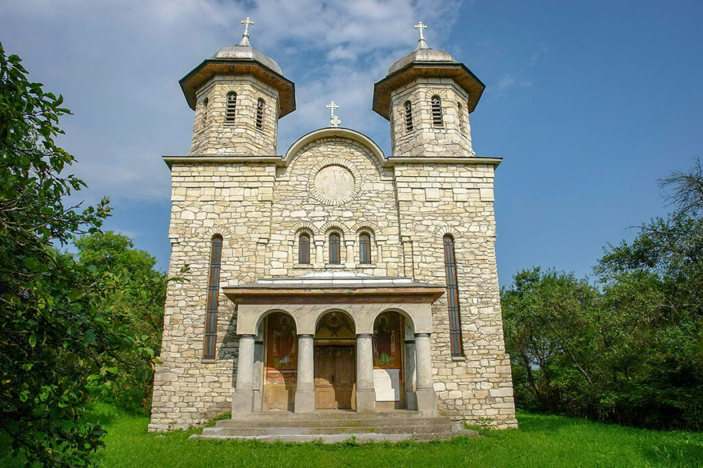 Biserica de Marmură din Alun: Ridicată integral din marmura locală este o contrucție unică în România