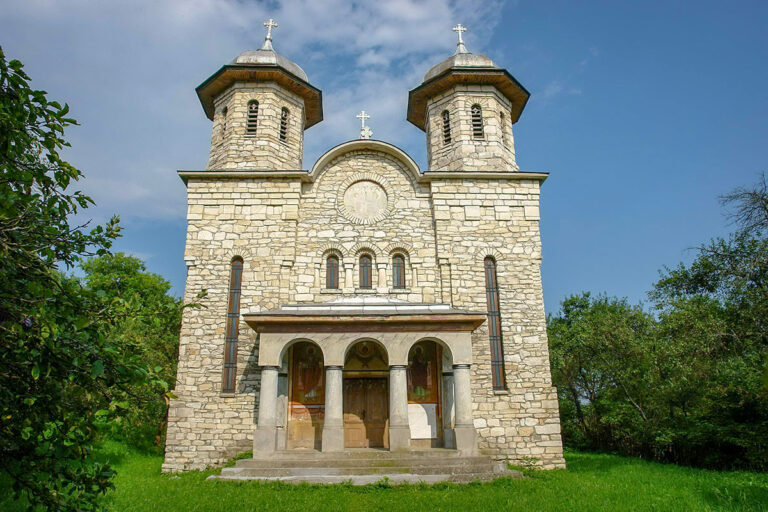 Biserica de Marmură din Alun: Ridicată integral din marmura locală este o contrucție unică în România