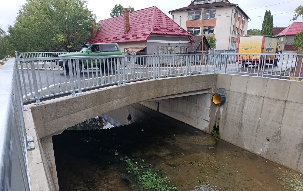 Consiliul Județean Cluj a finalizat noul pod din localitatea Mănăstireni. Podul realizează o legătură între DJ 108C şi DJ 103K Râșca – Beliş – Fântânele