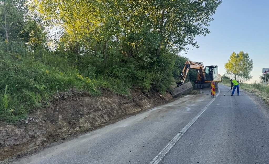 Lucrări de întreținere pe drumul județean 103M Vâlcele-Rediu-Aiton. Vor facilita accesul spre Cluj-Napoca cât și spre DN 1, pe direcția Vâlcele!