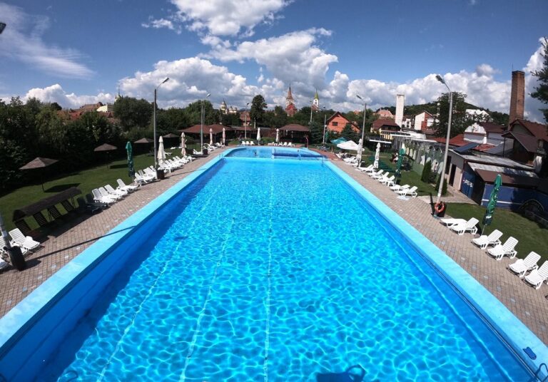 Ştrandul din Aiud, răcoare și relaxare pe timp de vară: Este echipat cu două bazine pentru adulți și un bazin pentru copii cu apă încălzită!