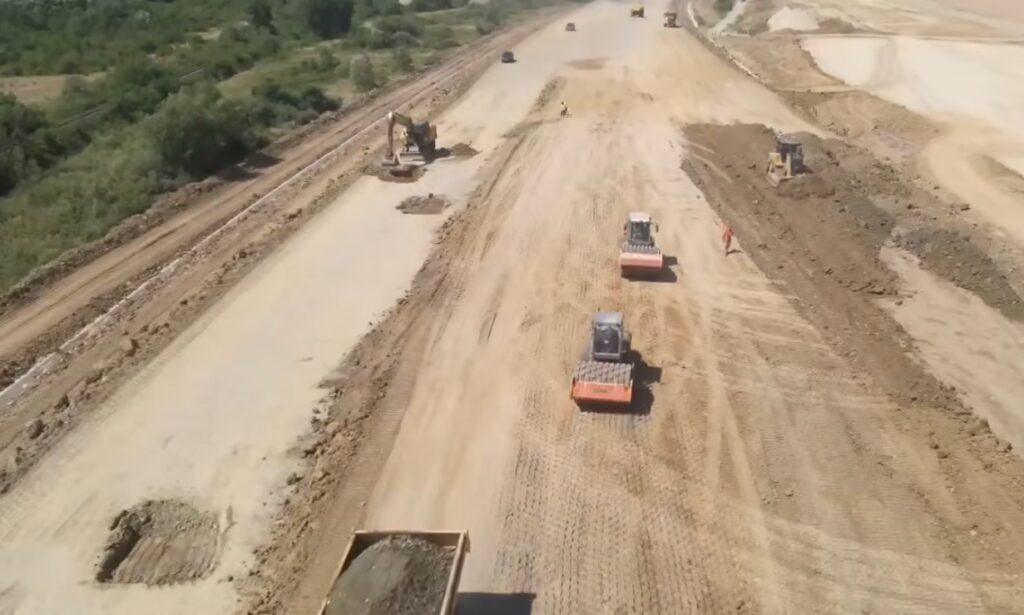 800 de muncitori și 200 de utilaje lucrează pe șantierul lotului 2 Margina-Holdea al A1 Lugoj-Deva