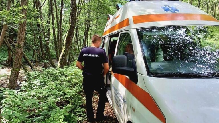 Intervenție salvatoare a jandarmilor arădeni în zona Muntelui Găina. Un bărbat cu dureri în piept a fost transportat de urgență la spital!