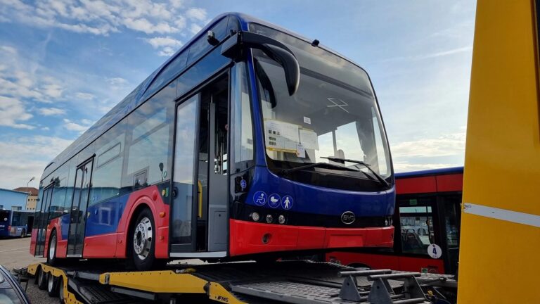 În Oradea a fost livrat primul autobuz electric dintre cele 30 de finanțate din fonduri europene