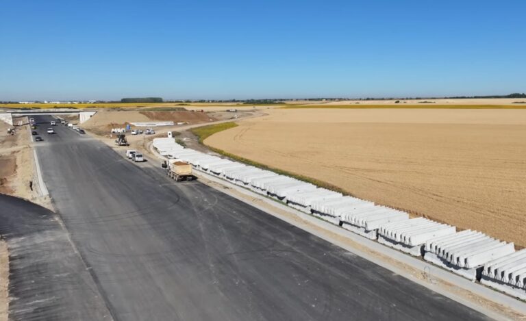 Lucrările avansează la drumul de legătură dintre DN 69 Timișoara – Arad și autostrada A1! Drumul va avea câte două benzi pe sens!