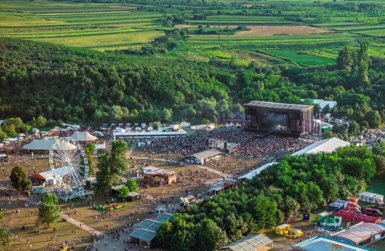 Peste 20 de mii de tineri s-au instalat în cea mai mare zonă de campare din România! Top 10 motive pentru care vin tinerii la Electric Castle!