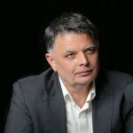 Florin Gliga: Farsa reinventării – De la „Parlament curat” la sistemul care se dă antisistem