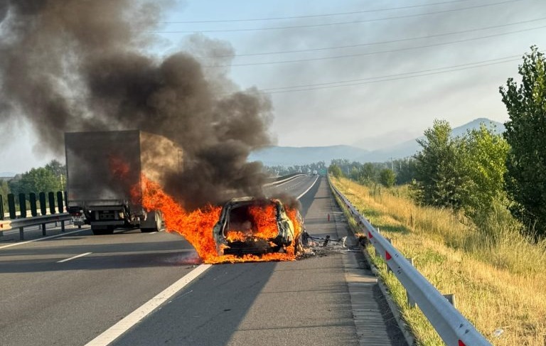 Incendiu pe Autostrada A10: O mașină a ars complet între Alba Iulia și Aiud!