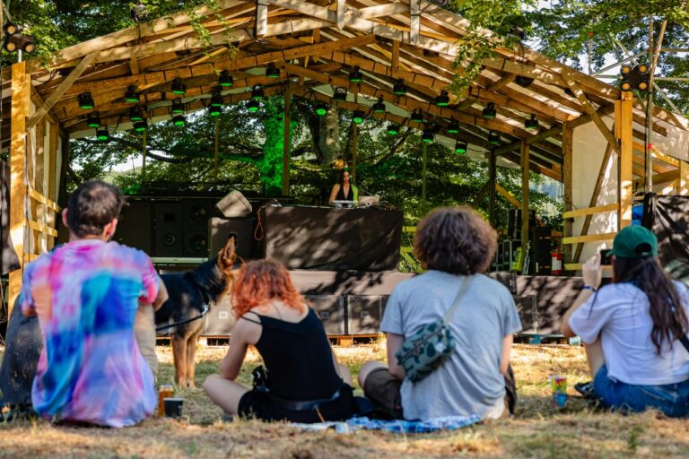Muzică, munte și magie la MOX: imagini inedite din prima zi a festivalului de pe Valea Drăganului
