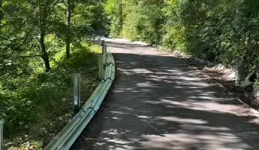 Lucrări pentru siguranța rutieră în Moneasa: Parapeți noi pe străzile Castanelor și Delani