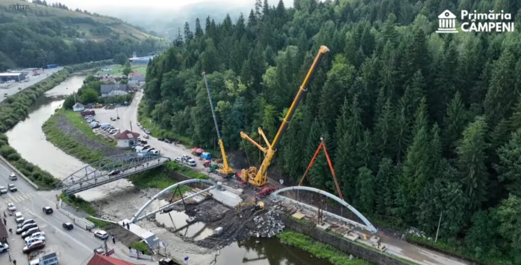 Etapă importantă în construcția Podului Nou peste Arieș, la Câmpeni: A fost montat al doilea arc metalic (VIDEO)