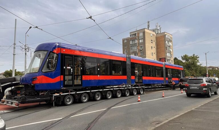 Oradea își modernizează transportul public: A sosit al doilea tramvai din lotul de nouă unități finanțate prin PNRR