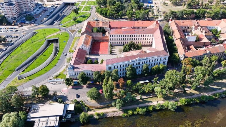 S-au semnat contractele lucrărilor de reabilitare la liceele orădene C.N. „Emanuil Gojdu” și Liceul Teoretic „Lucian Blaga”