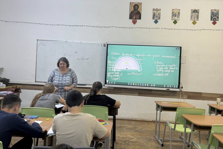 Așa da! O profesoară de matematică de liceu dă meditații gratuite elevilor chiar în vacanță!