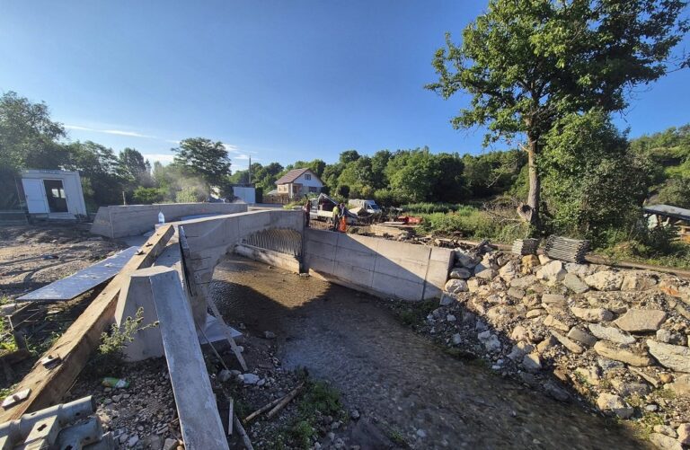 Se lucrează la al cincilea pod construit în Livezile, o premieră pe Valea Aiudului